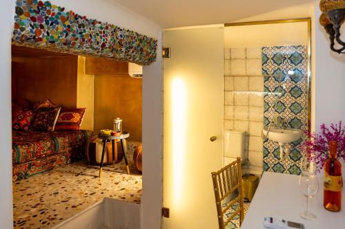 1001 Nights - Low Celling Studio in downtown