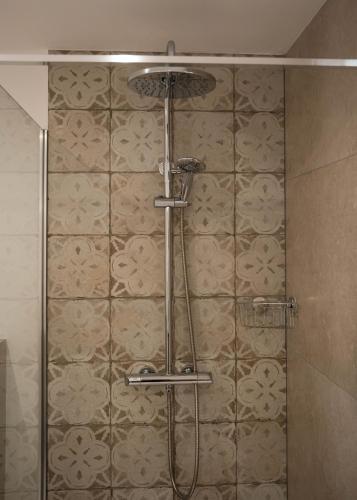 a shower in a bathroom with a tile wall at La casa Zamora in Totana