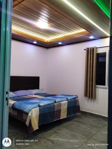ein Schlafzimmer mit einem Bett in einem Zimmer in der Unterkunft Star Cottage in Munnar