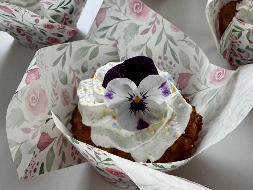 a pastry in a basket with a flower on it at Vila GARUFA Wellness & Spa in Vysoké Tatry
