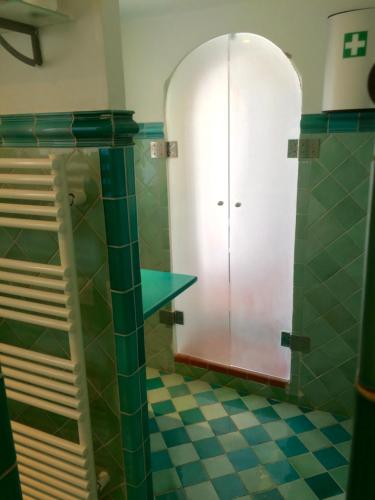une salle de bain avec douche et porte vitrée dans l'établissement Maison d'Elie, à Saint-Tropez