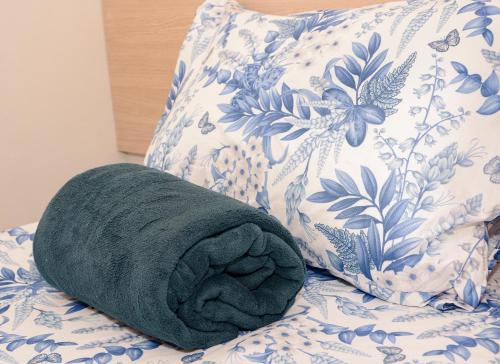 a green pillow sitting on top of a bed at Top View RN in Nísia Floresta