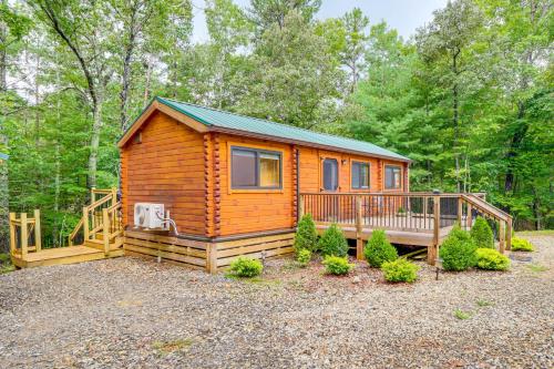 Κήπος έξω από το 15 Mi to Blue Ridge Forested Cabin with Decks!
