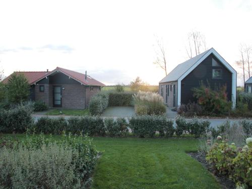 Κήπος έξω από το Holiday Home in Kattendijke near Oosterschelde