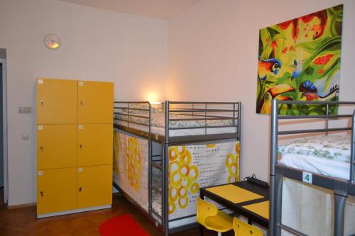 um quarto com 2 beliches e um quadro em Lemon Tree Hostel na Cracóvia