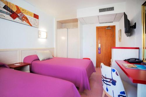 Una televisión o centro de entretenimiento en Hotel Servigroup Venus