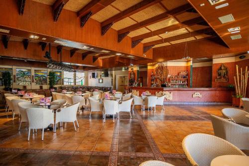 Un restaurante u otro lugar para comer en Hotel Servigroup Orange