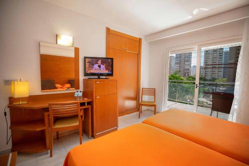 Una televisión o centro de entretenimiento en Hotel Servigroup Diplomatic 4 Sup
