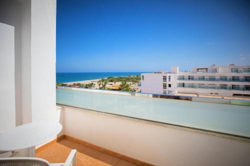 a balcony with a view of the ocean at Hotel Servigroup Marina Playa in Mojácar