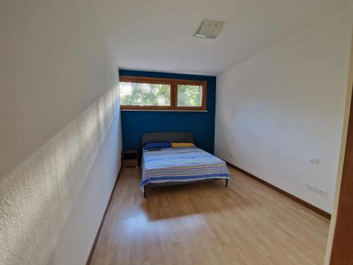 ヴィチェンツァにあるSartorello Residenceのベッドと窓のある小さな部屋