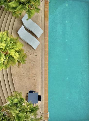 an overhead view of a swimming pool with palm trees at Great Balcony with 2 Beds Executive Unit in Bangkok