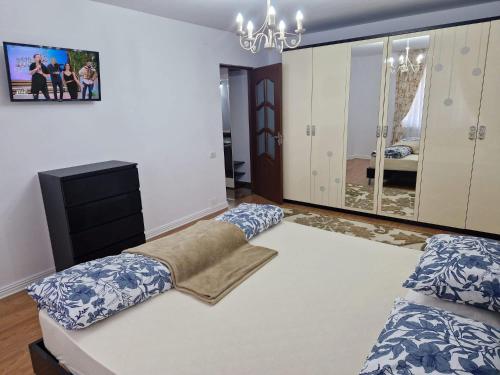 a living room with a bed and a large mirror at Cozy apartament Roman in Roman