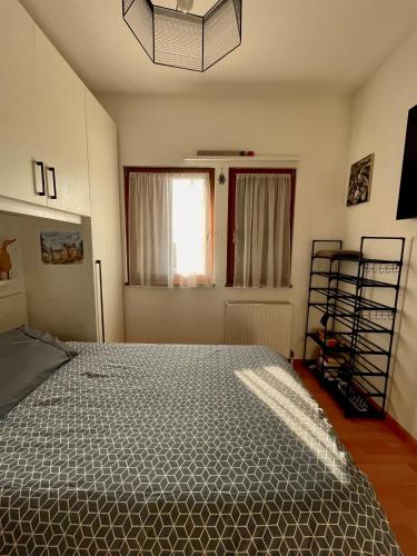 a bedroom with a bed and a window at La Verde Dimora in Marano Vicentino
