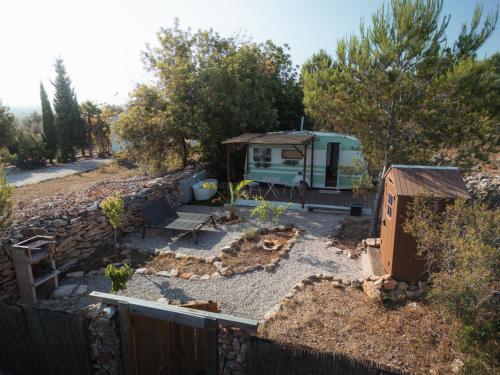 an rv parked in a yard next to a fence at Suite Caravan by Noches de Calig in San Jorge