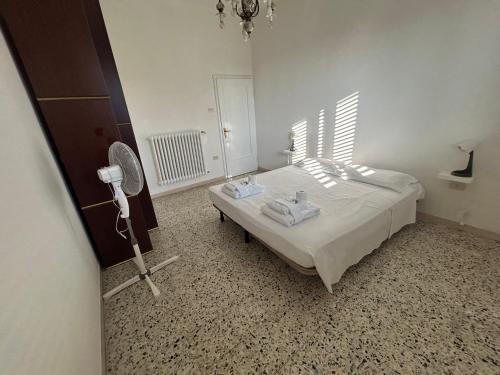 Postel nebo postele na pokoji v ubytování La Corte di Montecatone 19 - Camera Privata e Spazi condividi
