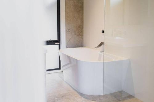 Bilik mandi di Bellbrae Retreat