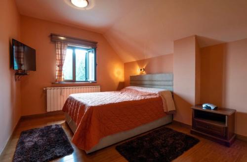 Postel nebo postele na pokoji v ubytování Cozy House near Savin Kuk