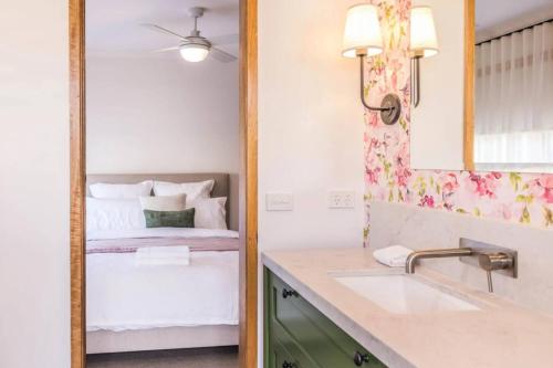 Cama o camas de una habitación en Stylish 3BR Walk to Town