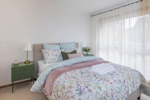 Cama o camas de una habitación en Stylish 3BR Walk to Town