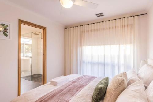 Cama o camas de una habitación en Stylish 3BR Walk to Town
