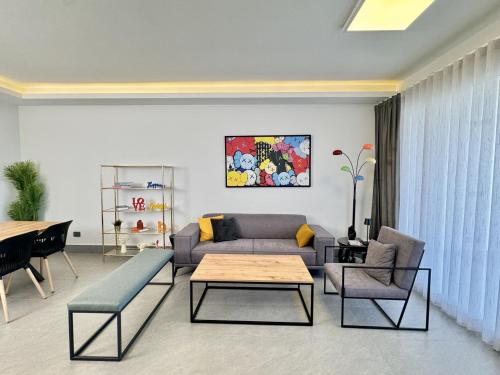 Posezení v ubytování Paloma 2BR with Balcony and Parking in Fanar
