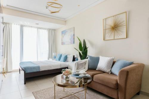 The Minimalist JLT Studio
