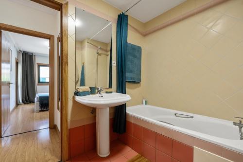 a bathroom with a sink and a bath tub and a sink at Vintage in Funchal