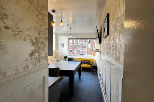 シェフィールドにあるCentral Sheffield 3-Bed Apt Sleeps 7 with Parkingのリビングルーム(テーブル、黄色のソファ付)