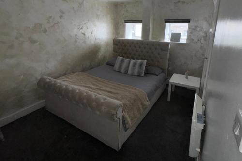 シェフィールドにあるCentral Sheffield 3-Bed Apt Sleeps 7 with Parkingのベッドとテーブルのある寝室