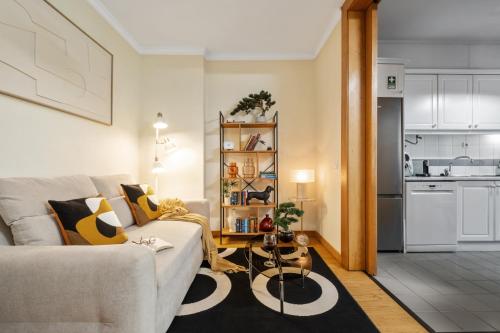 a living room with a couch and a kitchen at Vintage in Funchal