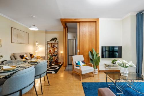 a living room with a table and chairs at Vintage in Funchal