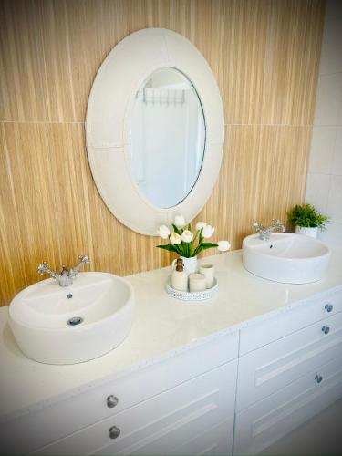 a bathroom with two sinks and a mirror at Cobblers Walk - Luxury Country Getaway 