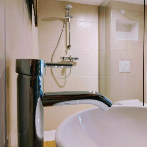 Ένα μπάνιο στο Gîte Rêve Vert with private pool and airco