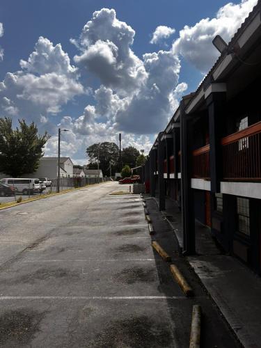 an empty street in front of a building at Capital O Kings Inn in Memphis