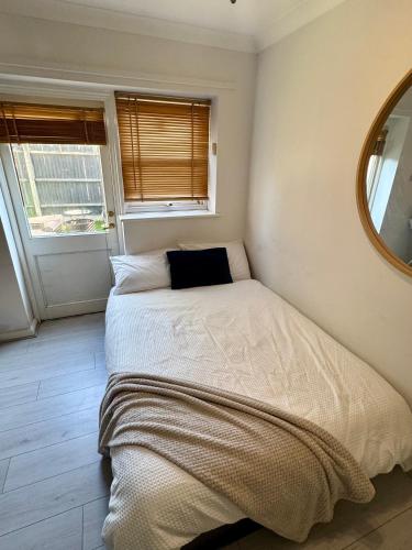 Ένα ή περισσότερα κρεβάτια σε δωμάτιο στο cozy delux bedroom in the heart of London