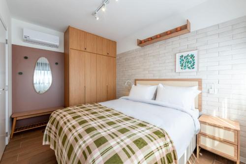 a bedroom with a large white bed and a mirror at GO Rio Branco by LikeHome in Porto Alegre