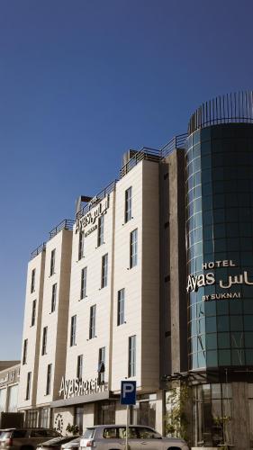 ハーイルにあるAyas Hotelの側面に看板がある建物