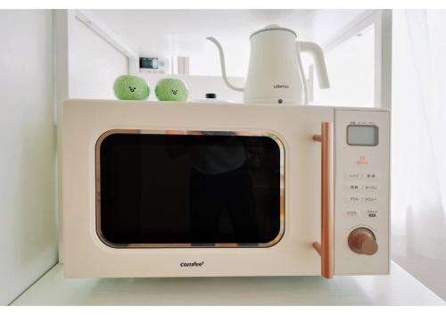 a microwave with a blender on top of it at Home Story in Tokyo KANAMETYOU&Ikebukuro-Ginnzaまで直通&東京屋語 in Tokyo