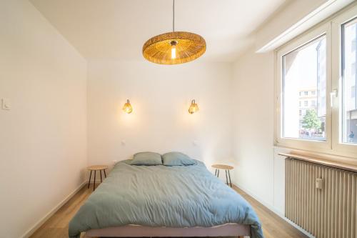 En eller flere senge i et værelse på Centre 5 mins à pieds - Proche parkings - Lit 160 cm