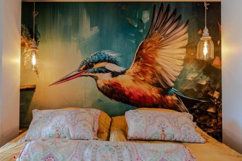 a painting of a bird on a bed at Mijn-Habitat in Valkenburg