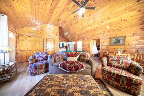 Ruang duduk di Smoky Mtn Cabin Hot Tub, Game Room & Views