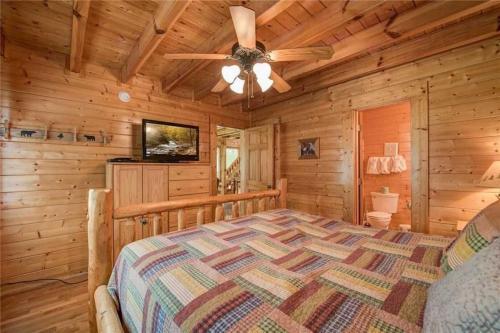 En eller flere senge i et værelse på Creekside Rendezvous