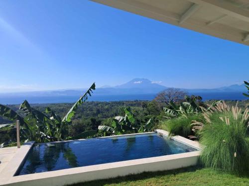 ein Swimmingpool im Hinterhof eines Hauses in der Unterkunft EDEN Eco-Villas with Private Pool and Panoramic Sea View - ADULT ONLY in Nusa Penida