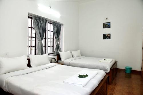 Una cama o camas en una habitación de Mountain Villa Ooty Rooms