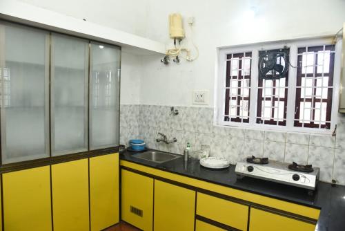 Una cocina o cocineta en Mountain Villa Ooty Rooms