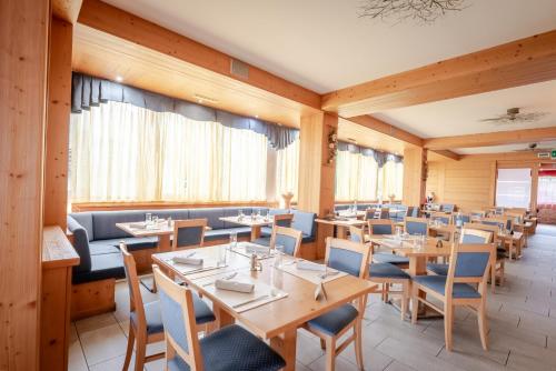Un lugar para sentarse en Hotel Alpine Mugon