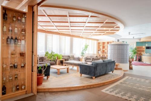 Un lugar para sentarse en Hotel Alpine Mugon
