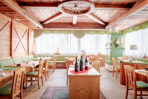 Un restaurante u otro lugar para comer en Hotel Alpine Mugon