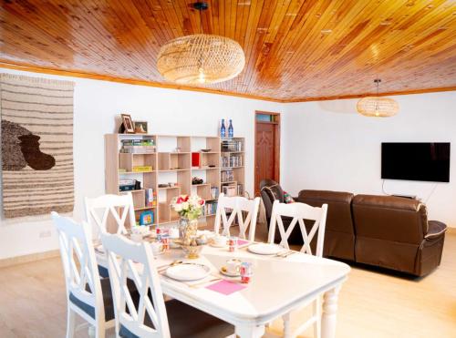 TV a/nebo společenská místnost v ubytování Hilltop Lakeview