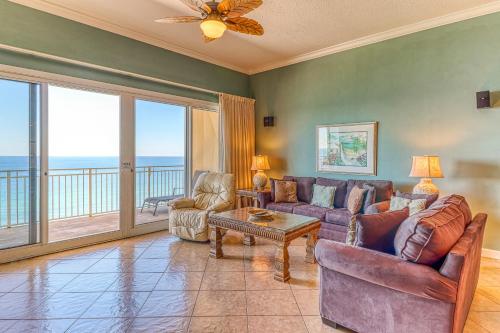 Ruang duduk di Sterling Beach 1503